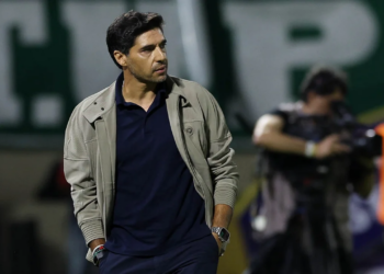 Abel Ferreira volta ao banco e fica novamente à disposição do Palmeiras nas três competições