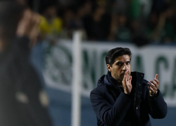 Abel Ferreira pede desculpas por gesto feito para Flaco López em jogo do Palmeiras: ‘Foi um erro’