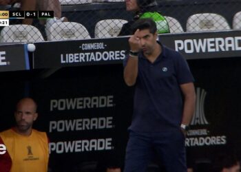 Abel Ferreira é multado pela Conmebol por gesto em Palmeiras e Sporting Cristal