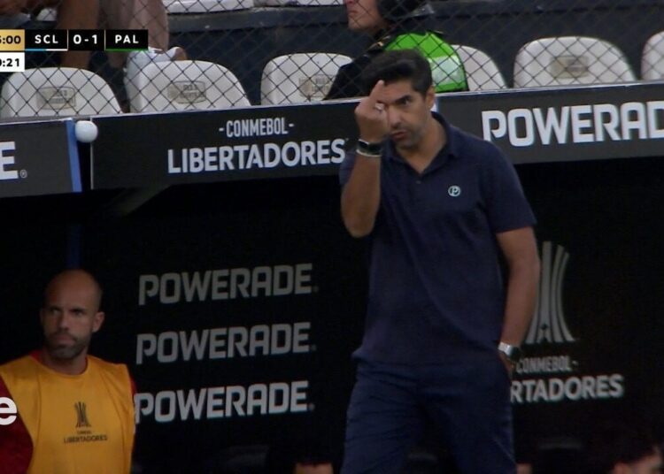 Abel Ferreira é multado pela Conmebol por gesto em Palmeiras e Sporting Cristal