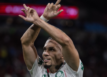 STJD marca julgamento de Paulinho por gesto em Palmeiras e Flamengo; veja data