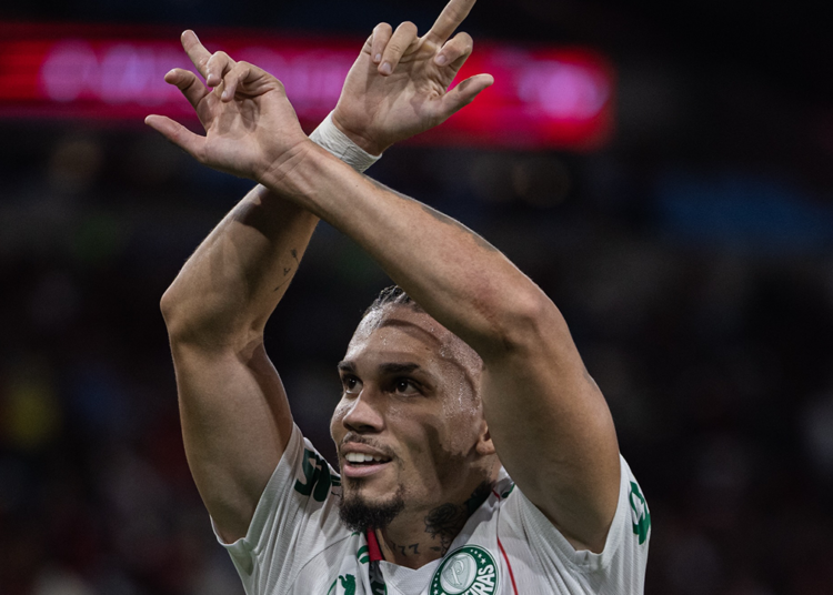 STJD marca julgamento de Paulinho por gesto em Palmeiras e Flamengo; veja data