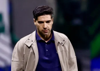 Abel Ferreira demonstra incômodo com ambiente pré-Copa no Palmeiras