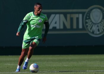 Palmeiras tenta rescisão com zagueiro por justa causa; jogador deseja receber valores previstos no contrato