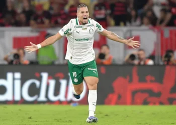 RJ - RIO DE JANEIRO - 23/05/2026 - BRASILEIRO A 2026, FLAMENGO X PALMEIRAS - Paulinho jogador do Palmeiras comemora seu gol durante partida contra o Flamengo no estadio Maracana pelo campeonato Brasileiro A 2026. Foto: Thiago Ribeiro/AGIF