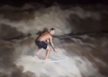 Ítalo Ferreira testa a força da “pororoca havaiana” durante surfe noturno no Havaí