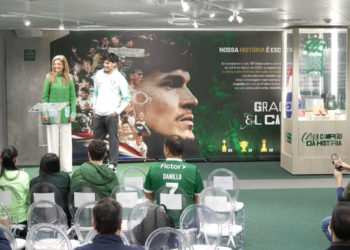 Gustavo Gómez ganha espaço na sala de troféus do Palmeiras