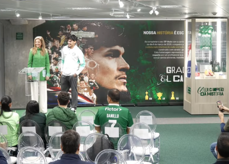 Gustavo Gómez ganha espaço na sala de troféus do Palmeiras