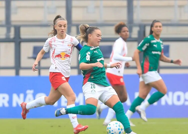 Palmeiras vence Bragantino e dorme na liderança do Brasileiro Feminino