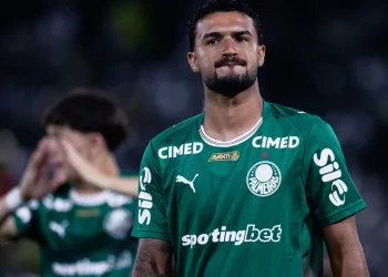 Palmeiras avalia lateral no mercado após lesão de Jefté